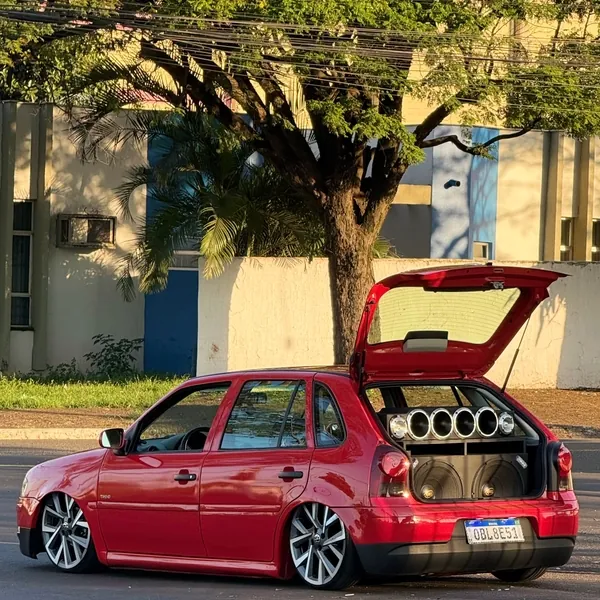 Gol G4 com o porta-malas aberto mostrando o som